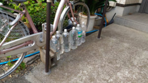 自転車の周りに猫よけペットボトル